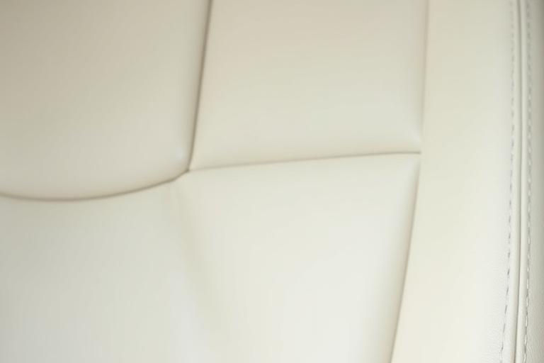 Sedile in pelle chiara pulito con finitura opaca originale